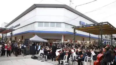 Más de 200 chicos llenaron de música la peatonal en un emotivo homenaje a la Bandera