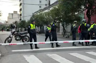Quiso detener a un hombre armado en pleno centro y recibió un balazo en el brazo