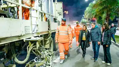 ¿Qué están haciendo de noche en la avenida Belgrano? La intendente supervisó obras clave