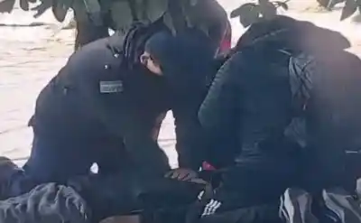 Estaban de guardia y recibieron un llamado que cambiaría todo: lo que hicieron tres policías en una plazoleta