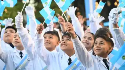 Más de 3.000 alumnos juraron lealtad a la Bandera en Plaza Independencia: lo que dijeron los protagonistas