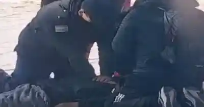 Se desplomó en plena calle y nadie dudó: el video del rescate que salvó una vida