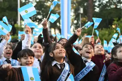 Emoción y orgullo en la Plaza Independencia: los estudiantes tucumanos fueron los grandes protagonistas del Día de la Bandera