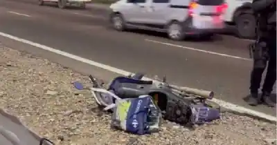 Impactante choque en el Acceso Sur: motociclista quedó grave tras colisionar contra un auto
