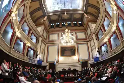 Tras meses de parálisis y tensión interna, Magario convocó al Senado bonaerense a sesionar