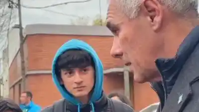 Estudiantes de Berisso le cantaron las cuarenta a Cagliardi y lanzaron huevos al Palacio Municipal