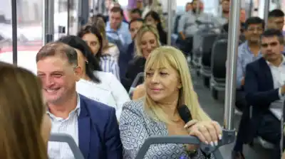 ¡La intendente Rossana Chahla sale a las calles! Subió a su gabinete en un colectivo