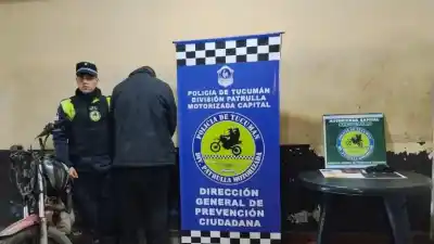 Le arrebataron el bolso al cruzar la avenida y la policía motorizada lo atrapó a pocas cuadras