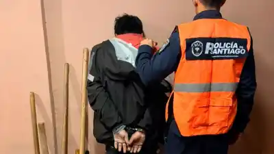 Iba caminando con palas y un hacha: cuando la policía le preguntó de dónde eran, salió corriendo