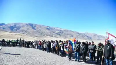 A 3.000 metros de altura: el emotivo cambio de bandera que une a los tucumanos en El Infiernillo