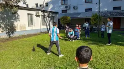 Blanco y celeste: así celebraron el Día de la Bandera los chicos del Hospital del Carmen