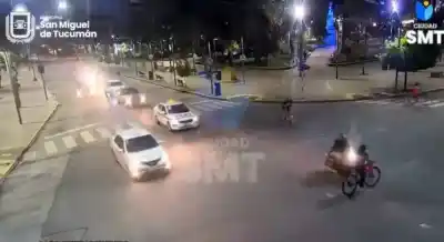 Ciclista Ignora Semáforo en Rojo y Provoca Accidente en Tucumán