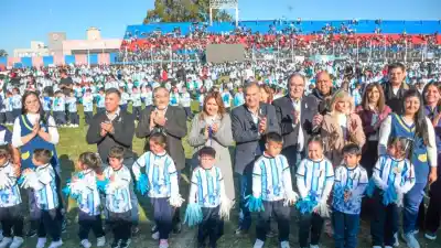 Más de 1300 niños prometieron cariño a la bandera en un acto que incluyó paracaidistas del Ejército