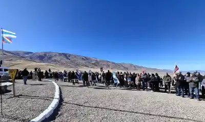 A 3.000 metros de altura: el emotivo cambio de bandera que unió a toda una comunidad en El Infiernillo