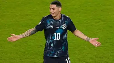 El insólito récord de Miguel Almirón en el Mundial: lo expulsaron por la nueva ‘Ley Vinícius’