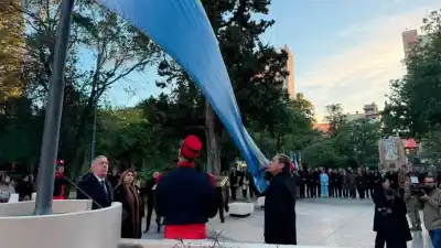 Así fue el homenaje del gobernador Suárez a Belgrano en plaza Libertad