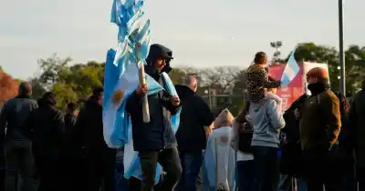 Frío, política y un Monumento renovado: así se vive el Día de la Bandera en Rosario