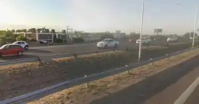 Perdió el control en el Acceso Sur y volcó: el conductor está grave