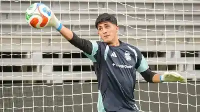 Tiene 18 años, es sparring de la Selección en el Mundial y su gol de arco a arco lo volvió viral