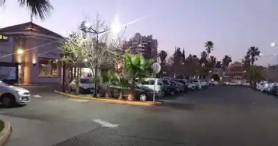 Lo buscaban por robar un auto, lo encontraron en un shopping y terminó esposado