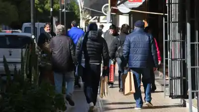 A horas del Día del Padre, el centro de Santiago se llenó de compradores: las fotos que lo demuestran