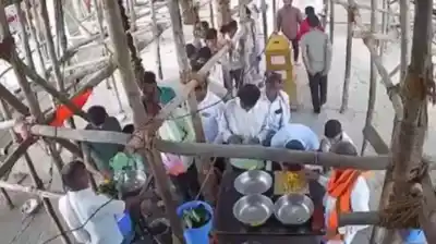El momento exacto: el techo de un templo en la India se desplomó sobre decenas de fieles