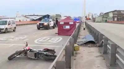 Murió en el acto tras ser embestido en el Puente Pueyrredón: buscan al conductor que huyó