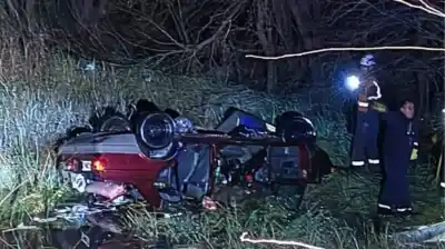Tragedia en Baradero: un auto cayó a un arroyo y murió una familia entrerriana