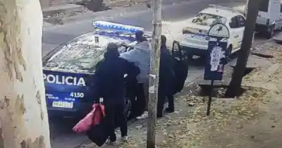 Dormían en una iglesia de Ciudad y dos terminaron detenidos por sorprendente motivo