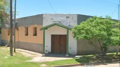 Hicieron un boquete en la pared de una iglesia y se llevaron todo: el insólito botín que dejaron tirado
