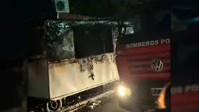 Explotó una garrafa y en segundos desapareció un carro de hamburguesas en Campo Contreras