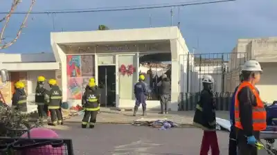 Rutina de trabajo terminó en tragedia: el techo de una juguetería se vino abajo y un hombre murió