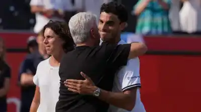 Francisco Cerúndolo campeón en Queen’s: el conmovedor abrazo con su padre que venció la fobia a volar