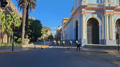 Hallaron una valija abandonada frente a Casa de Gobierno y activaron un operativo de emergencia