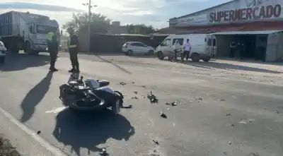 Violento choque en Ranchillos: un motociclista terminó herido tras impactar contra un furgón