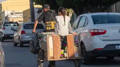 Empujaba un carro con su hija en guardapolvo y se convirtió en la imagen más emotiva del Día del Padre en Zárate