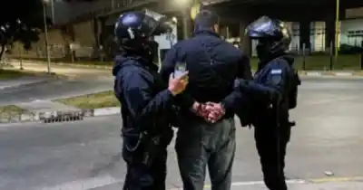 Lo atraparon robando un celular, pero al identificarlo la policía no podía creer su historial