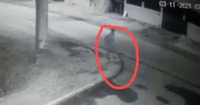 Caminaba con una ‘tumbera’ en la madrugada y las cámaras lo delataron