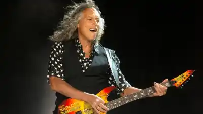 El pie que se hundió en el escenario: la caída de Kirk Hammett que nadie esperaba