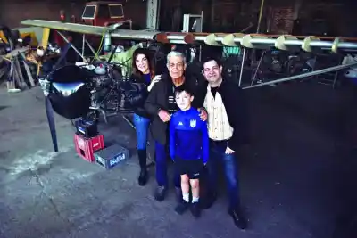 Tiene 80 años y construye un avión en su taller: el sueño que lo mantiene en las nubes
