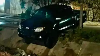Se durmió al volante o alcoholizado: su camioneta terminó dentro de una acequia en Villa del Carmen