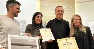 DJ británico recibe un homenaje inesperado en el Concejo Municipal: “Amo esta ciudad”