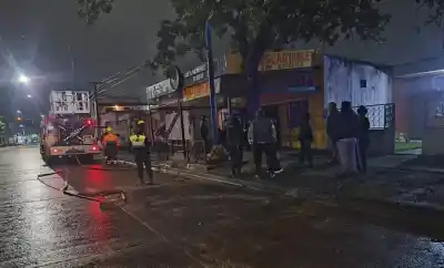 El fuego arrasó con todo: un local de comidas quedó reducido a cenizas en avenida Colón