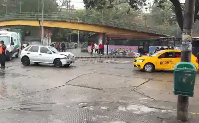 Impactante choque en la Vieja Terminal: un taxi y un auto particular terminaron destrozados