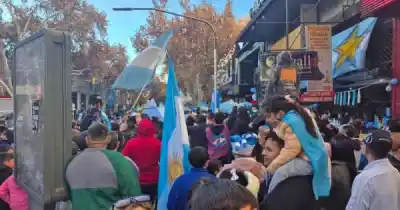Mendoza se vistió de celeste y blanco: el festejo que paralizó el centro tras el récord de Messi