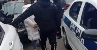 Se hacía pasar por cliente, pero el dueño del local lo descubrió en pleno robo