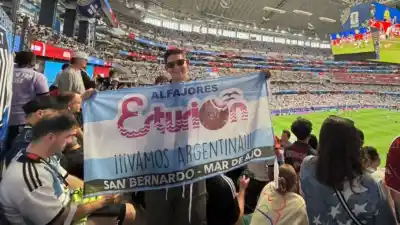 La bandera de San Bernardo y Mar de Ajó que se coló en el triunfo argentino en Dallas