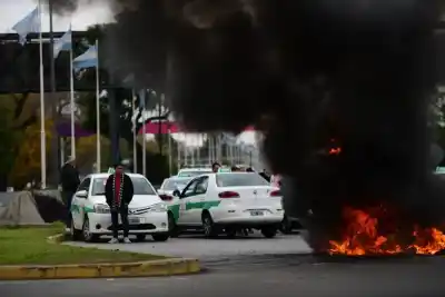 Cortan la Autopista en La Plata: la crisis del GNC explota y los taxistas no dan más