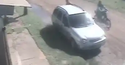 Volvía a su casa y una moto frenó a su lado: lo que pasó después la dejó temblando