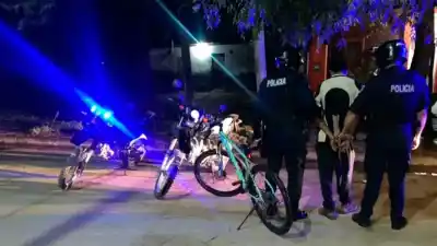Disparo al aire y tensión en La Banda: lo que pasó cuando la policía intentó detener a un joven